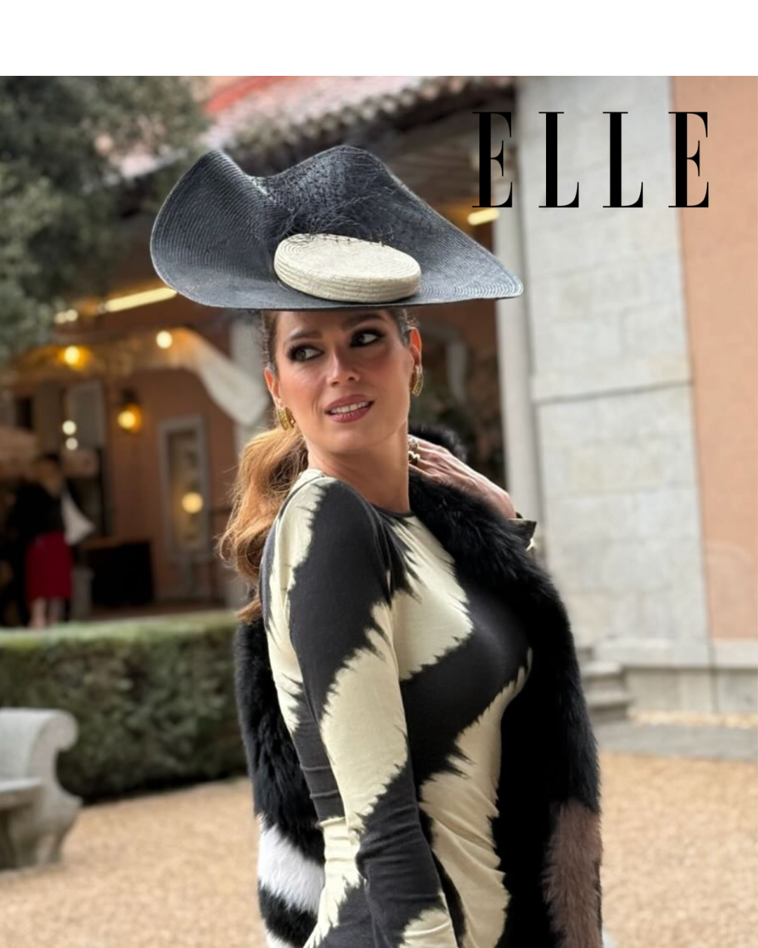 Mar Saura se convierte en la invitada más espectacular con un dos piezas y tocado de firma española