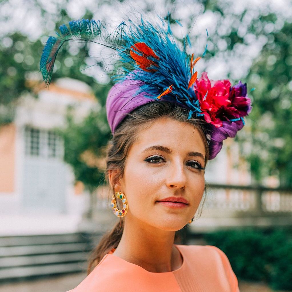 Tocado estilo turbante en tono buganvilla con plumas azules y flores fucsia y naranja