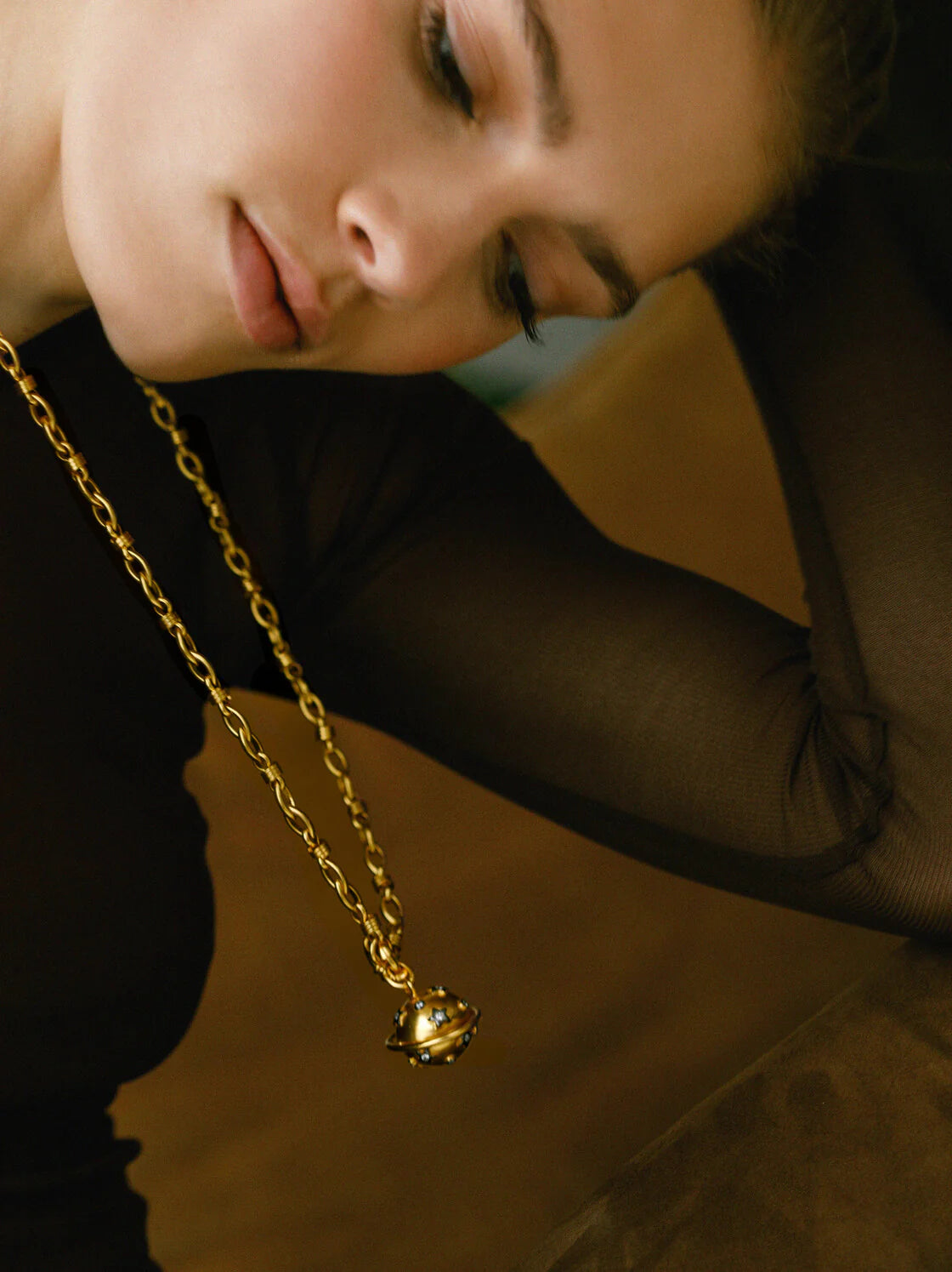 THEODORE. Collar Margaret