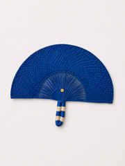 Abanico de rafia azul