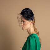 Diadema ancha forrada en raso azul marino con flores y velo al tono para boda El Corte Inglés x Mimoki