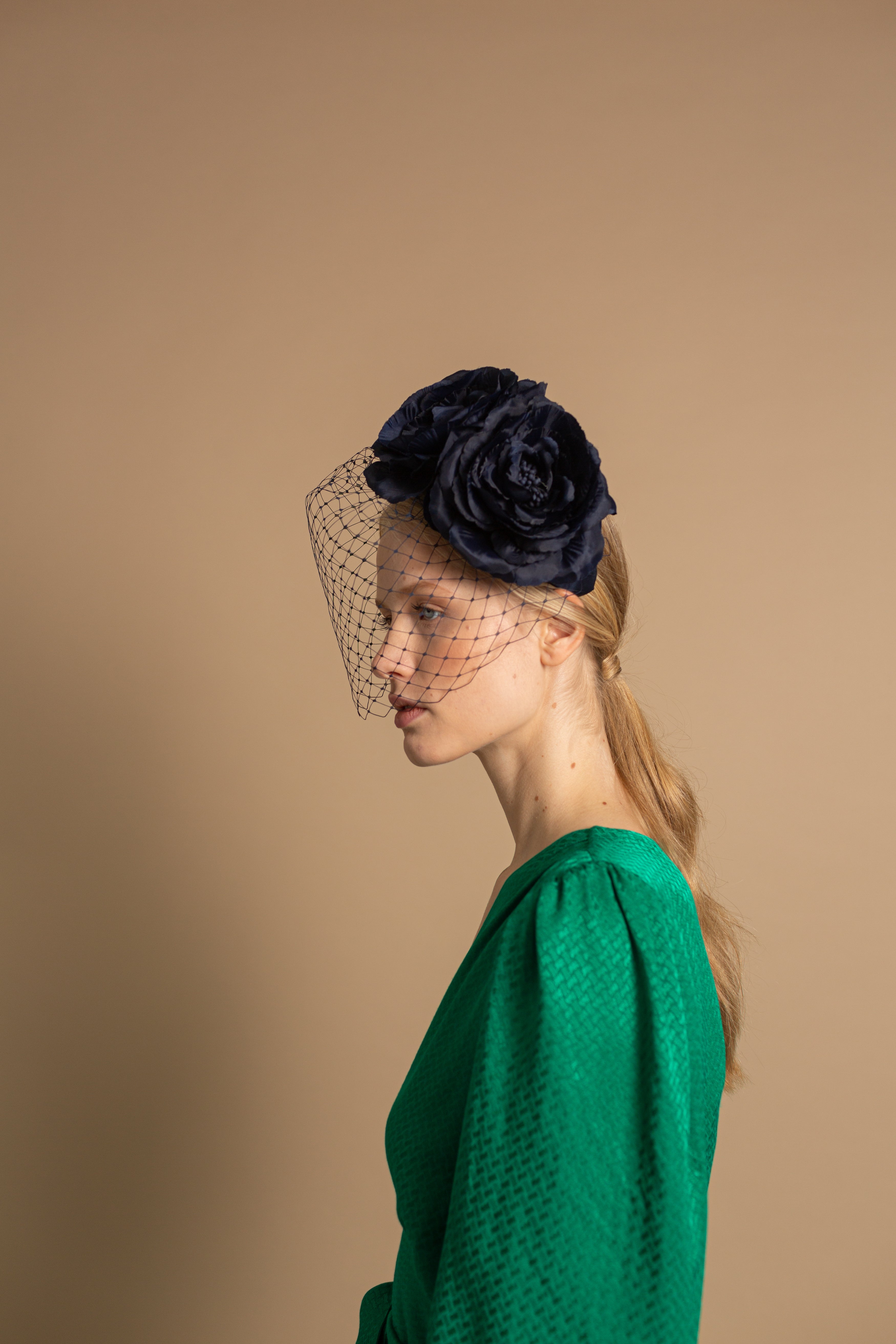 Diadema ancha forrada en raso azul marino con flores y velo al tono para boda El Corte Inglés x Mimoki